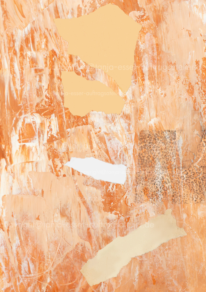 Designpapier mit dezentem Leoparden Print | Handgemachtes Desingpapier vertikal. Warme Nuancen in Terrakotta, Beige und Weiß. Ausgerissenes altes Papier. Tierprint mit Leoparden Muster. Farbschichten, Textur Hintergrund.