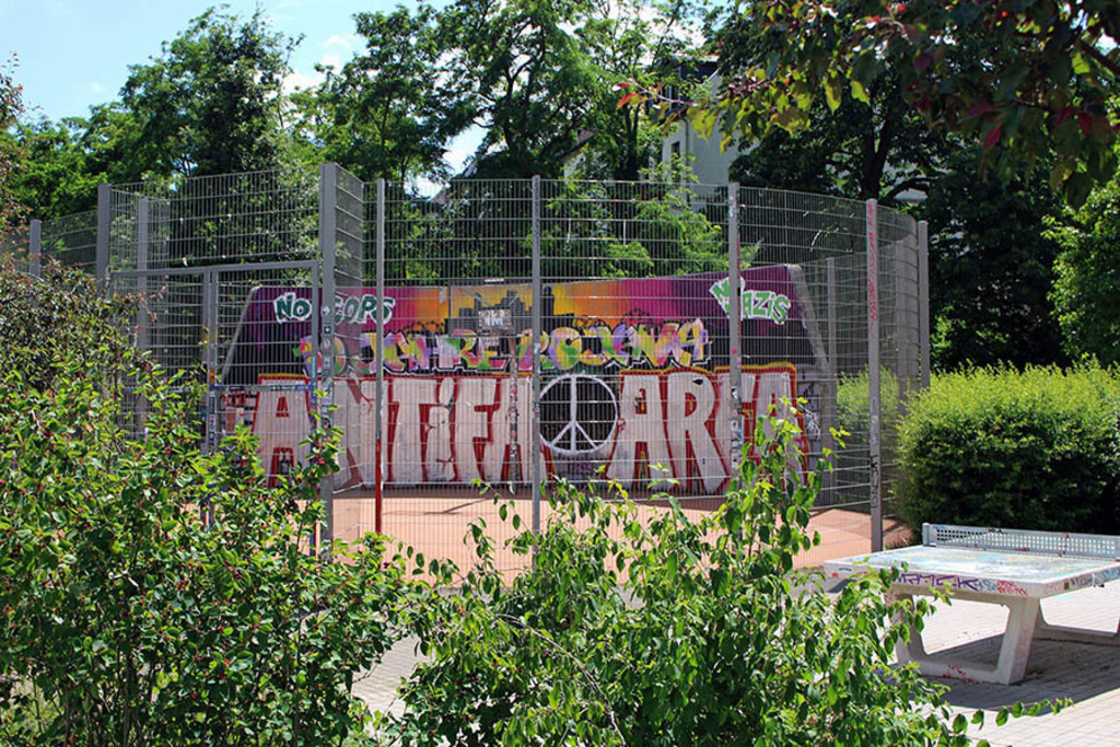 Connewitz - Streetball-Anlage am Connewitzer Kreuz | Entdecke über 20 Kategorien Leipzig-Motive: Foto-Downloads, hochwertige Poster, Leinwand- & Fine-Art-Prints. Jetzt Lieblingsfoto im Bildlexikon Leipzig Shop bestellen!