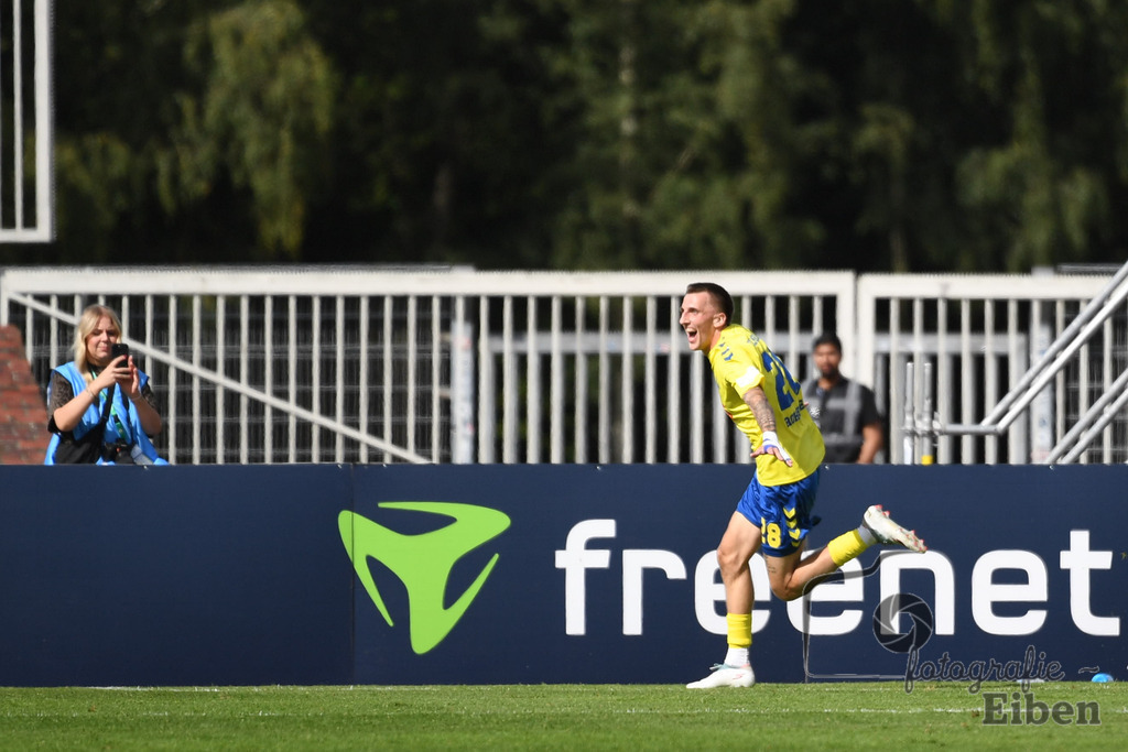SV Atlas-Delmenhorst-Borussia Mönchengladbach | DFB-Pokal 1. Runde;SV Atlas Delmenhorst (gelb)-Borussia Mönchengladbach (schwarz) am 17.08.2025 in Oldenburg (Marschweg-Stadion), Photo: Philip Eiben 2025 - Realisiert mit Pictrs.com