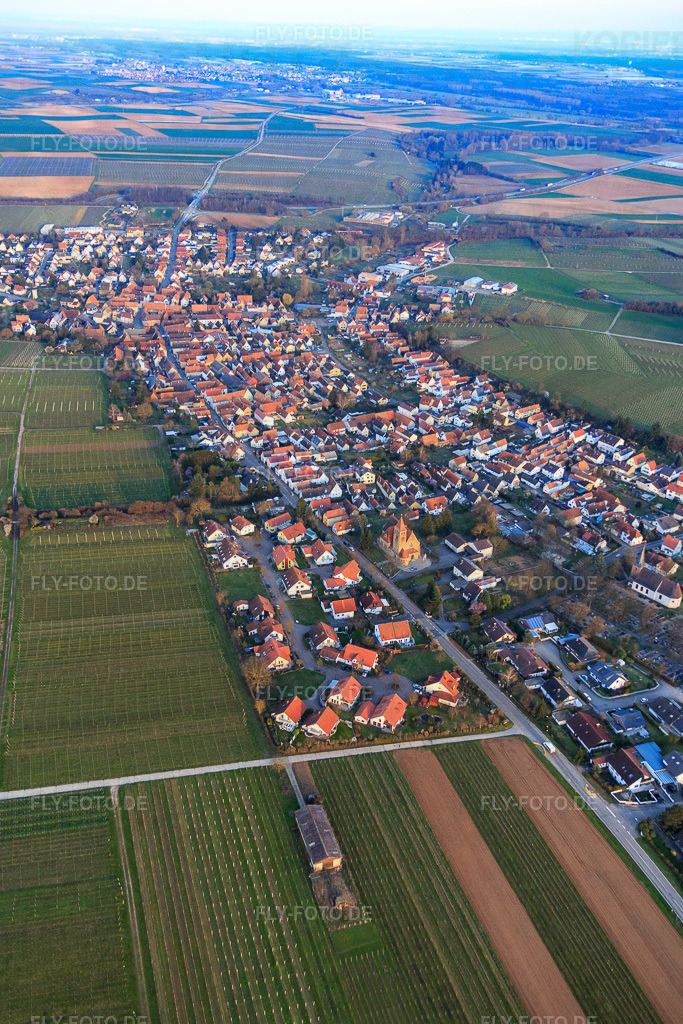 Hauptstraße von Westen | Luftbild: Hauptstraße von Westen in Insheim im Bundesland Rheinland-Pfalz in Deutschland. Foto: IMG_086849.jpg vom 26.03.2016 durch Werner Riehm/FLY-FOTO.de - Realisiert mit Pictrs.com