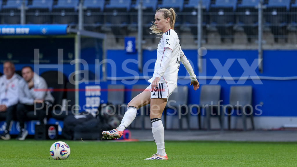 Fussball, Google Pixel Frauen-Bundesliga, Hamburger SV - Eintracht Frankfurt | Amanda Ilestedt (Eintracht Frankfurt, 13) am Ball, Freisteller, Einzelbild, Ganzkörper, Aktion, Action, Spielszene, DIE DFB-RICHTLINIEN UNTERSAGEN JEGLICHE NUTZUNG VON FOTOS ALS SEQUENZBILDER UND/ODER VIDEOÄHNLICHE FOTOSTRECKEN. DFB REGULATIONS PROHIBIT ANY USE OF PHOTOGRAPHS AS IMAGE SEQUENCES AND/OR QUASI-VIDEO.
