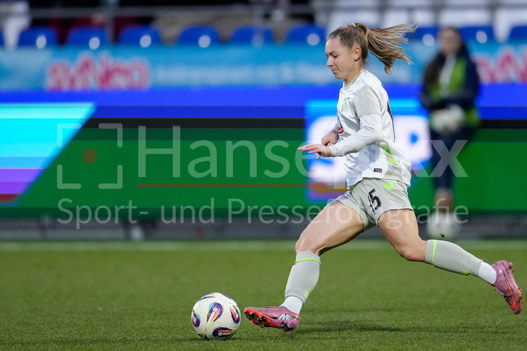 Fussball, Google Pixel Frauen-Bundesliga, TSG 1899 Hoffenheim - SV Werder Bremen | Michelle Weiß (Weiss, Werder, 15), am Ball, Freisteller, Ganzkörper, Einzelbild, Einzelfoto, Aktion, Action, 01.02.2026, Sinsheim (Hoffenheim)  (Deutschland), Fussball, Google Pixel Frauen-Bundesliga, TSG 1899 Hoffenheim - SV Werder Bremen, DFB/DFL REGULATIONS PROHIBIT ANY USE OF PHOTOGRAPHS AS IMAGE SEQUENCES AND/OR QUASI-VIDEO., DIE DFB-RICHTLINIEN UNTERSAGEN JEGLICHE NUTZUNG VON FOTOS ALS SEQUENZBILDER UND/ODER VIDEOÄHNLICHE FOTOSTRECKEN. DFB REGULATIONS PROHIBIT ANY USE OF PHOTOGRAPHS AS IMAGE SEQUENCES AND/OR QUASI-VIDEO.