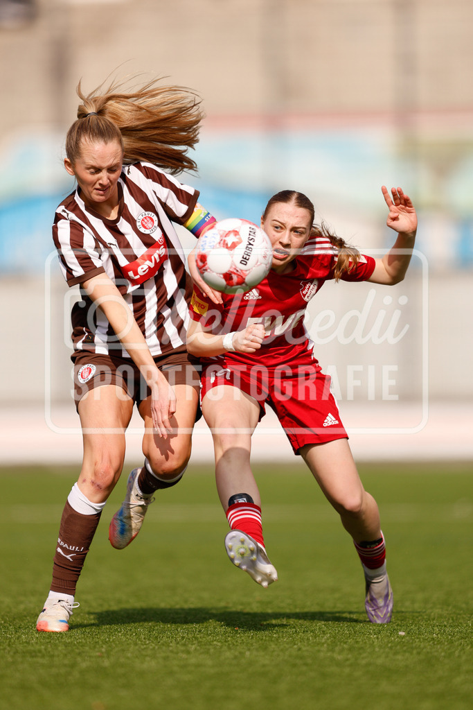 Fußball I Frauen I Saison 2025-2026 I Regionalliga Nord I 15. Spieltag I St. Pauli - SpVg Aurich-26 | Annie Mcintosh Kingman (14, FC St. Pauli) und Lara Frisch (19, SpVg Aurich) im Zweikampf - Realisiert mit Pictrs.com