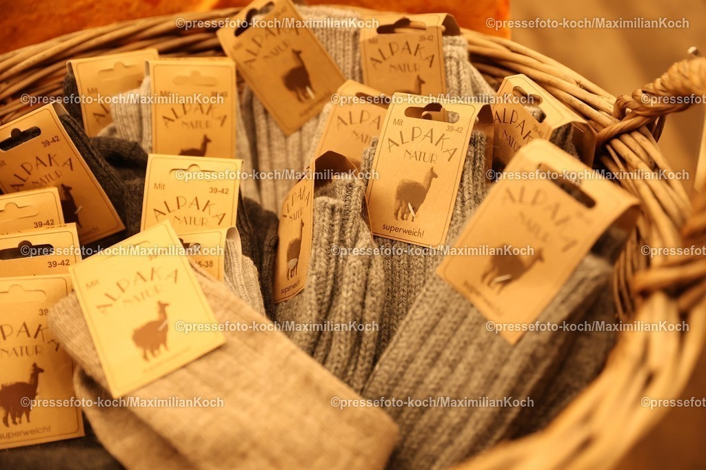 Wup12122501020 | 12.12.2026, Wuppertal, Weihnachtsmarkt Haus Schloss Lüntenbeck. Socken aus Alpakawolle in der Auslage in einem Korb