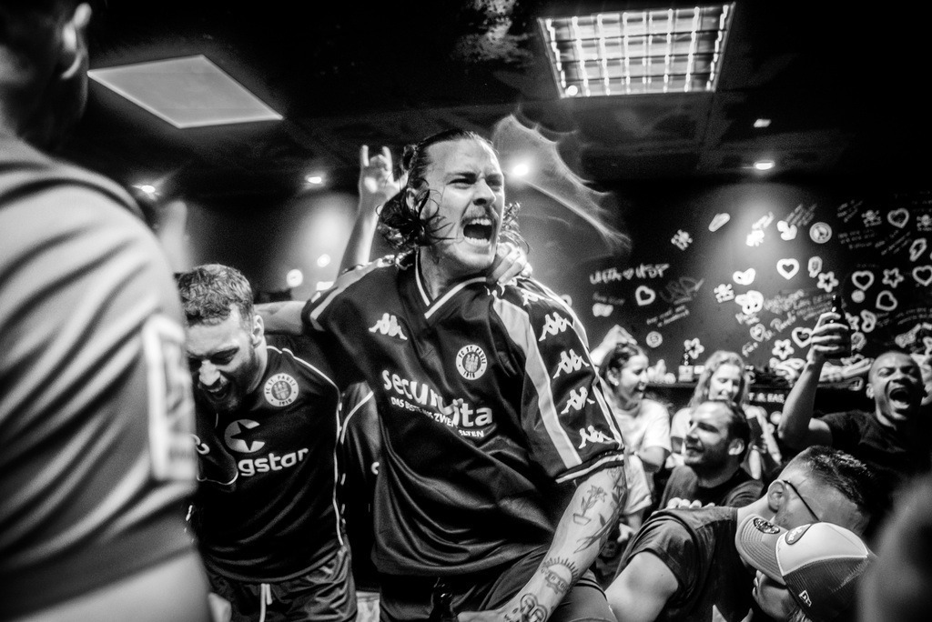 DSC04130 (2) | Der offizielle Shop für FC St. Pauli Fotos. Wähle aus Spielszenen & Fanmomenten dein FCSP Wunschformat. Wir liefern Millerntor-Atmosphäre.