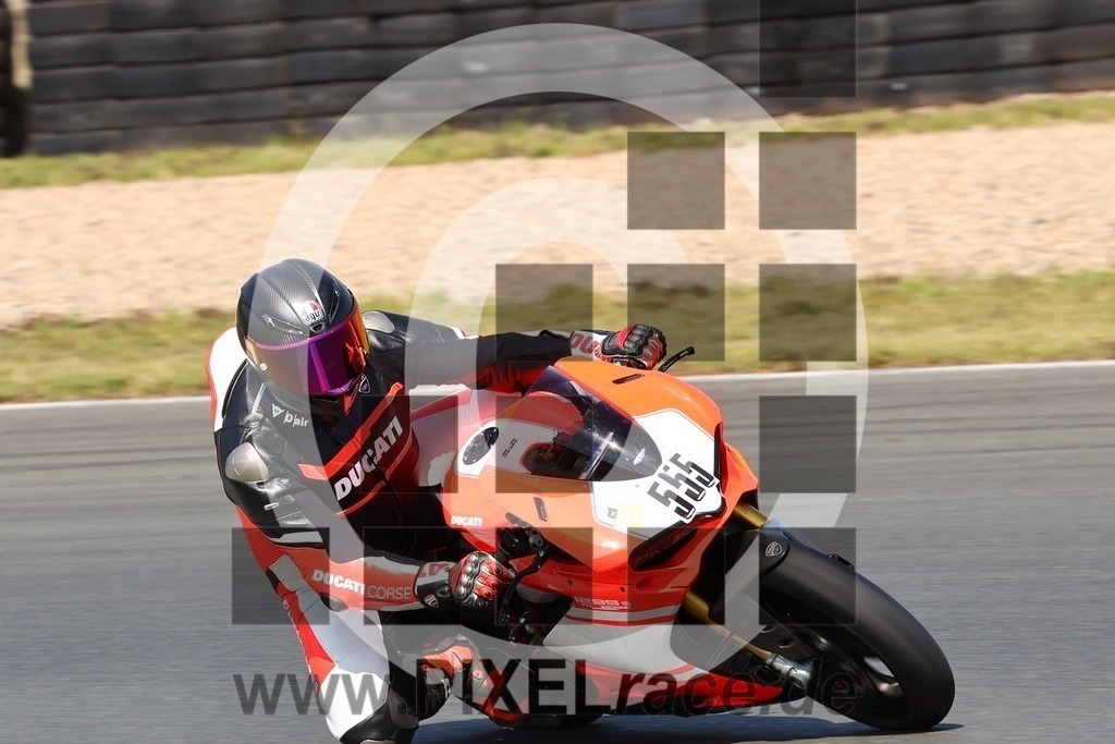 0555-20240719_07714 | Schöne Erinnerungen an spannende Momente - das festzuhalten ist unser Job. PIXELrace.de ist seit 2003 auf den Rennstrecken Europas unterwegs um die Action draußen beim Fahren und die wunderbare Stimmung imm Fahrerlager für euch einzufangen.