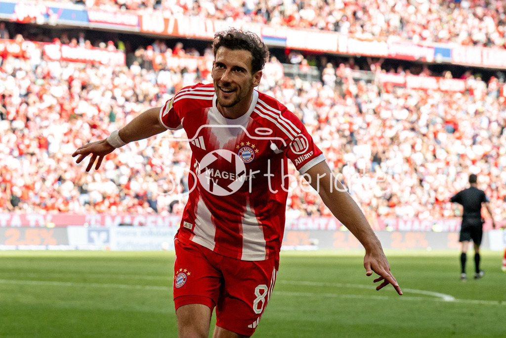 FC Bayern München - 1. FC Heidenheim | MUNICH, GERMANY - 02. MAI: Jubel der Bayern nach dem Treffer zum 2-2 Ausgleich durch Leon GORETZKA (FC Bayern Munich 8) / Tor / Torschuetze / Freude / Happy / während dem Bundesligamatch zwischen dem FC Bayern München und dem 1. FC Heidenheim am 32. Spieltag in der Allianz Arena / DFL REGULATIONS PROHIBIT ANY USE OF PHOTOGRAPHS AS IMAGE SEQUENCES AND/OR QUASI-VIDEO