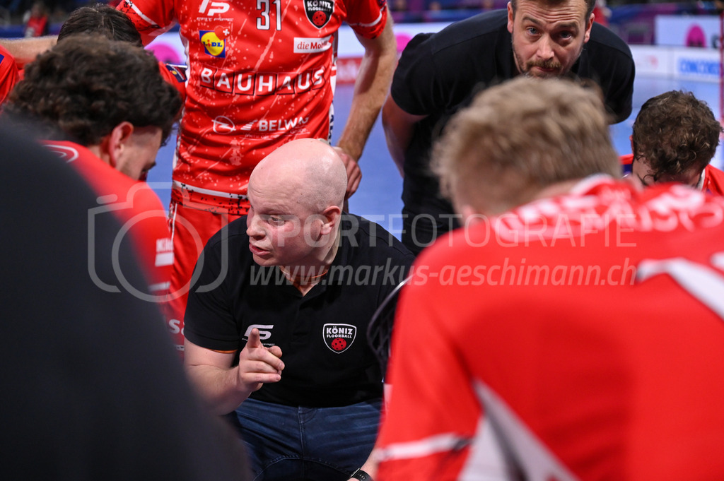 SV Wiler-Ersigen vs Floorball Köniz - 15. April 2023 | SV Wiler-Ersigen vs Floorball Köniz
Stimo Arena, Kloten
Headcoach Jyri Korsman vor der Verlängerung.
Bild: Sportfotografie Markus Aeschimann | www.markus-aeschimann.ch - Realisiert mit Pictrs.com