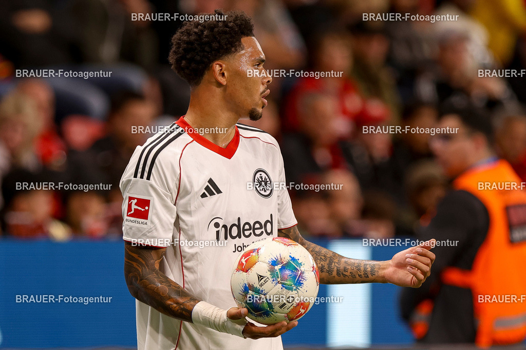 Bayer 04 Leverkusen vs Eintracht Frankfurt - Bundesliga  | Leverkusen, Deutschland, 12.09.25:   Pharrell Nnamdi Collins (Eintracht Frankfurt) gestikuliert, Gestik waehrend des Spiels der Bundesliga zwischen  Bayer 04 Leverkusen vs Eintracht Frankfurt in der BayArena(Foto von Brauer-Fotoagentur / Adrian Schlueter)