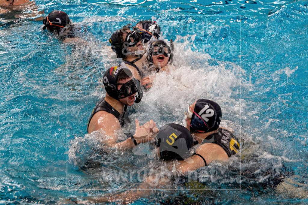 Deutsche Meisterschaft im Unterwasser-Rugby 2023 - Krefeld Deutscher Meister | Krefeld nach dem Sieg über Malsch. Zum zweiten Mal nach 1992 wieder der DUC Krefeld Deutscher Meister im Unterwasser-Rugby. - Realisiert mit Pictrs.com