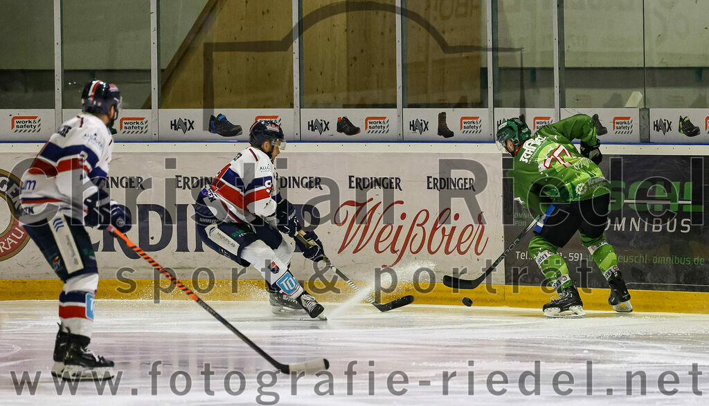 2023-12-17_011_TSV_Erding_gegen_ESC_Kempten | Erding, Deutschland, 17.12.2023:
Eishockey, Bayernliga Vorrunde 2023 / 2024, 18. Spieltag, TSV Erding gegen ESC Kempten, Endergebnis: 5:1

Philipp Michl (Erding Gladiators, #77)

Foto: Christian Riedel / fotografie-riedel.net