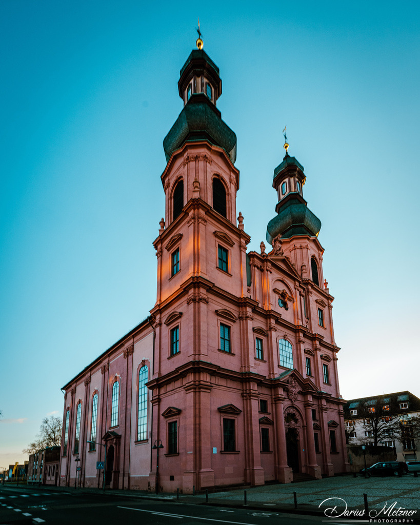 St. Peter in Mainz | Die St. Peter Kirche in Mainz am Rhein. Aufgebaut, abgerissen, versetzt. Die Historie der Pfarrkirche St. Peter mit den Zwiebelturmzwillingen ist bewegt. Sie ist eine der ältesten Kirchen von Mainz und wurde 1989 nach mehr als zehnjähriger Restaurierung für die Gemeinde wieder eröffnet.