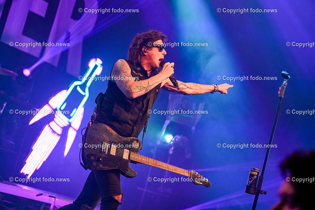 Posthof_ Turbobier_ Konzert_ 15.03.2024-88 | 15.03.2024, Linz, AUT, Posthof, Konzert Turbobier, im Bild Marco Pogo alias Dominik Wlazny (Saenger, Konzepter und Songwriter,  Gitarrist der oesterreichischen Punk-Rock-Band Turbobier, weiters Politiker der Bierpartei, Bezirksrat in Wien Simmering, Praesidentschaftskandidat, Arzt, Mediziner)