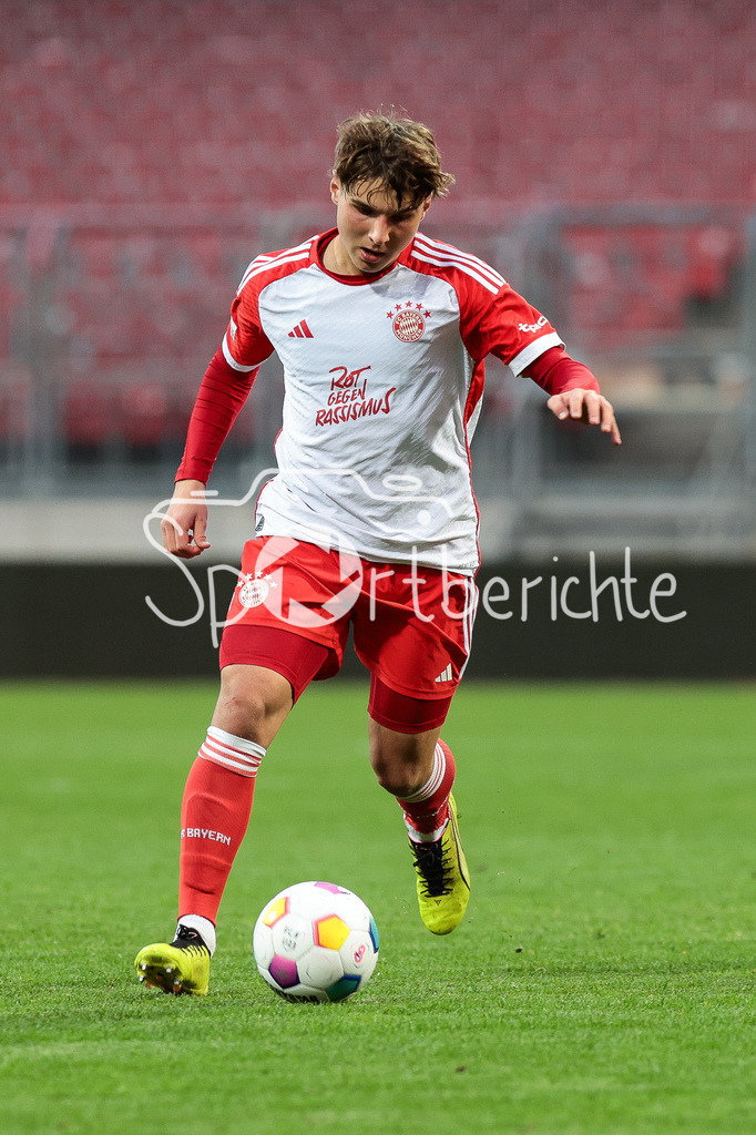 1. FC Nürnberg II - FC Bayern Amateure | am Ball Max SCHOLZE (FCB #2) / Freisteller / Einzelfoto