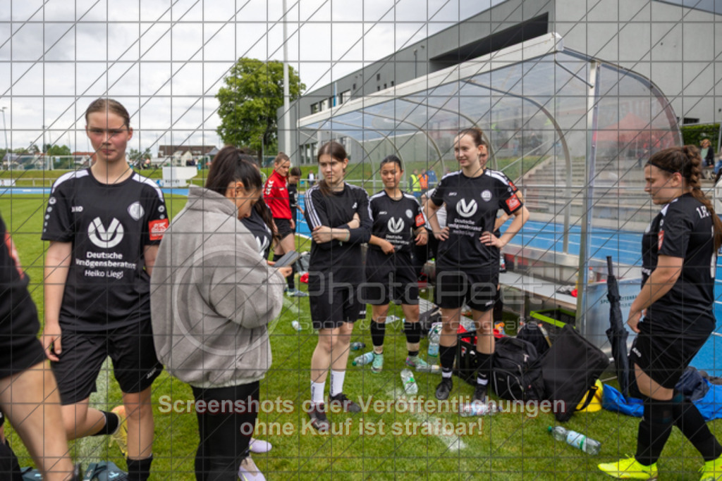 20250529_145707_1401 | #,  SGM Wendlingen-Ötlingen II (blau) vs. 1.FC Donzdorf II (schwarz), Fussball, Frauen-Bezirkspokal Finale Saison 2024/2025, Rasenplatz VfL Stadion Kirchheim, Jesinger Straße 105, 73230 Kirchheim, 29.05.2025 - 13:00 Uhr,Foto: PhotoPeet-Sportfotografie/Peter Harich