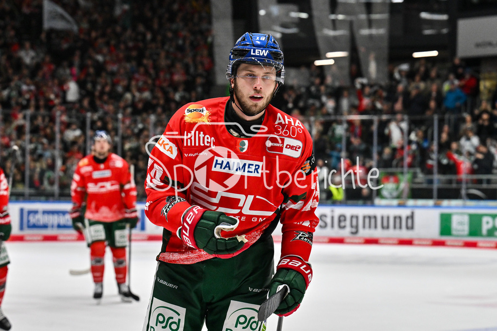 Augsburger Panther - Schwenninger Wild Wings | AUGSBURG, DEUTSCHLAND - 2. NOVEMBER: Jubel der Panther nach dem Treffer zum 5-1 durch Riley DAMIANI (Augsburger Panther 19), Tor / Torschuetze / Freude / Happy beim Ligaspiel zwischen den Augsburger Panthern und den Schwenninger Wild Wings am 17. Spieltag der Penny DEL im Curt Frenzel Stadion am 02.11.2025