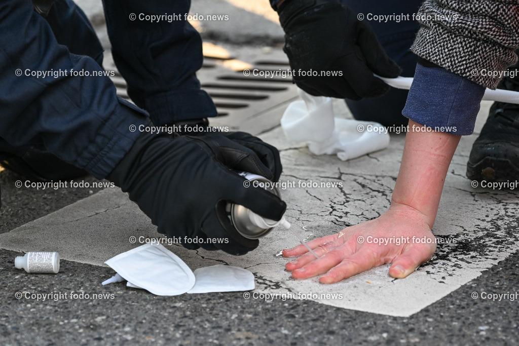  Klimagegner Linz Waldeggstrasse_ Klimakleber_ 20.03.2023-82 | 20.03.2023, Linz, AUT, Klimagegner Linz Klimakleber, im Bild Klimagegner kleben auf der Strasse, Linz Waldeggstrasse, Polizei, Verkehr, Zebrastreifen, Fussgaengeruebergang, Transparent, Demo, Klimawandel