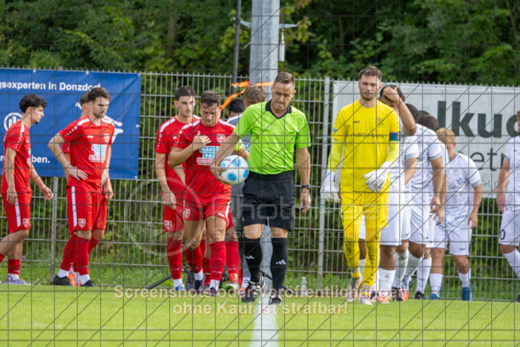 20250831_150042_0034 | #,TSG Salach (weiß) vs. SV Ebersbach (rot), Fußball, Bezirksliga - Bezirk Neckar/Fils, 02. Spieltag, Saison 2025/2026, Rasensportplatz, Staufenecker Straße, 73084 Salach, 31.08.2025 - 15:00 Uhr,Foto: PhotoPeet-Sportfotografie/Peter Harich