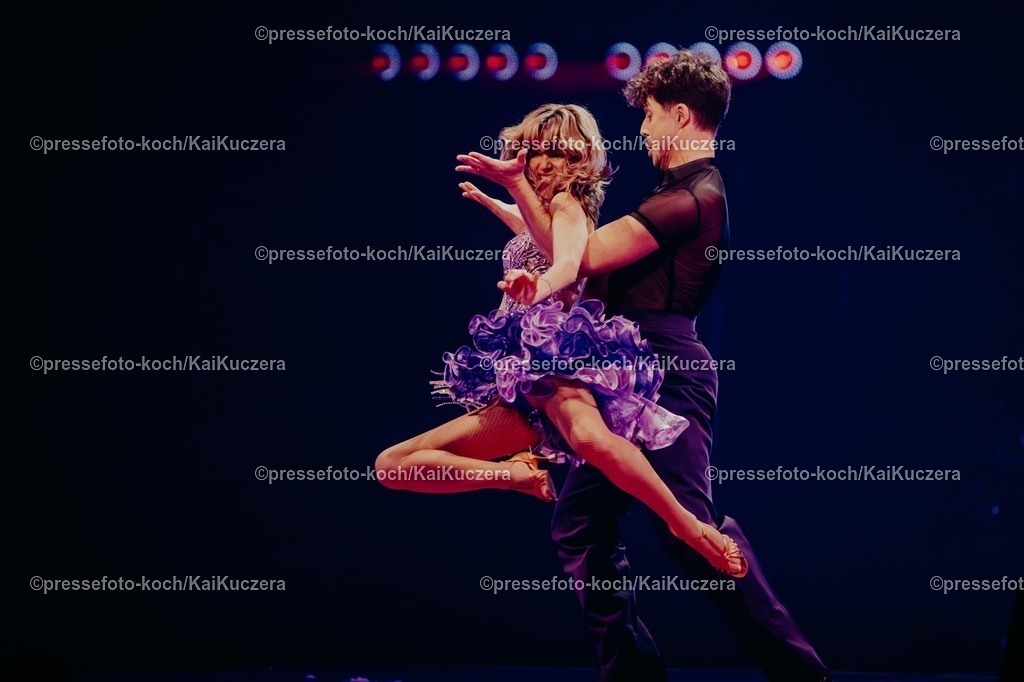 xKKUx15112501093 | 15.11.2025, xkkux, Düsseldorf, Let's Dance die Tour 2025 im PSD Bank DOME. Valentin Lusin tanzt zusammen mit Schlager-Sängerin Ella Endlich (geb. Jacqueline Zebisch)