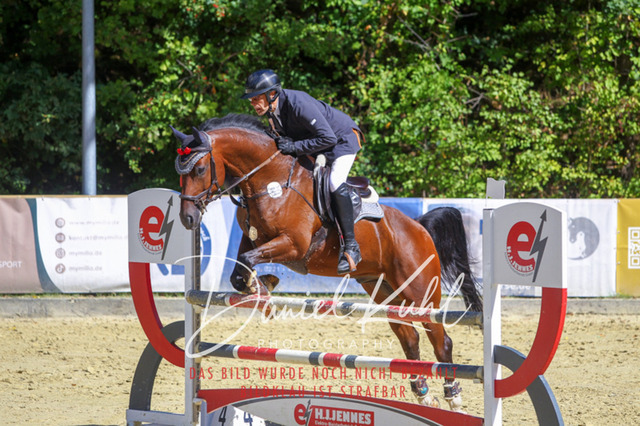 DKP43203 | Deine Turnierfotos vom Reitturnier online kaufen: Dressur, Springen & Siegerehrung. Professionelle Pferdefotografie aus dem Rheinland – als Download & Print.Alternative: Turnierfotograf für den Pferdesport: Finde deine Fotos von Dressur- und Springturnier