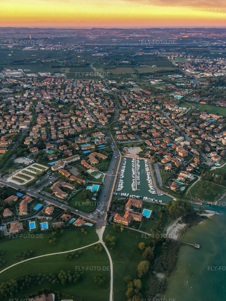 Luftbild: Yachthafen Sirmione2 Spa in Sirmione im Bundesland Brescia in Italien. – Foto: IMG-134990.jpg vom 23.09.2022 durch Werner Riehm/FLY-FOTO.de – Auflösung des Originals: 2921 x 3895 px – Sirmione2