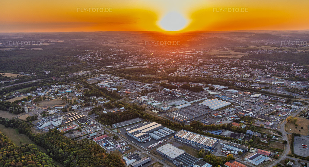 Luftbild: Sonnenuntergang über dem Industriegebiet im Ortsteil Zone Industrielle du Grand Bois in Saargemünd im Bundesland Moselle in Frankreich. – Foto: IMG_158621.jpg vom 14.08.2026 durch Werner Riehm/FLY-FOTO.de – Auflösung des Originals: 5928 x 3215 px