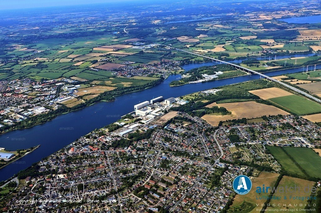 Luftbild Rendsburg - Die Lürssen-Kröger Werft in Schacht-Audorf ist spezialisiert auf den Bau von Forschungs- und Spezialschiffen, Versorgern und Megayachten. | Die Lürssen Werft Bremen GmbH & Co. KG ist Teil eines größeren Werftenverbunds, der neben der Lürssen-Kröger Werft am Nord-Ostsee-Kanal auch Standorte in Rendsburg, Wilhelmshaven, Schacht-Audorf, Bardenfleeth und der Peene-Werft in Wolgast umfasst. Die Werftgruppe ist in vierter Generation von den Vettern Peter und Friedrich Lürßen geführt. Der Yacht- und Marineschiffsbau agieren seit dem 1. Oktober 2021 als eigenständige Gesellschaften unter dem Dach der Lürssen Maritime Beteiligungen GmbH & Co. KG. Die Lürssen-Kröger Werft in Schacht-Audorf ist spezialisiert auf den Bau von Forschungs- und Spezialschiffen, Versorgern und Megayachten.