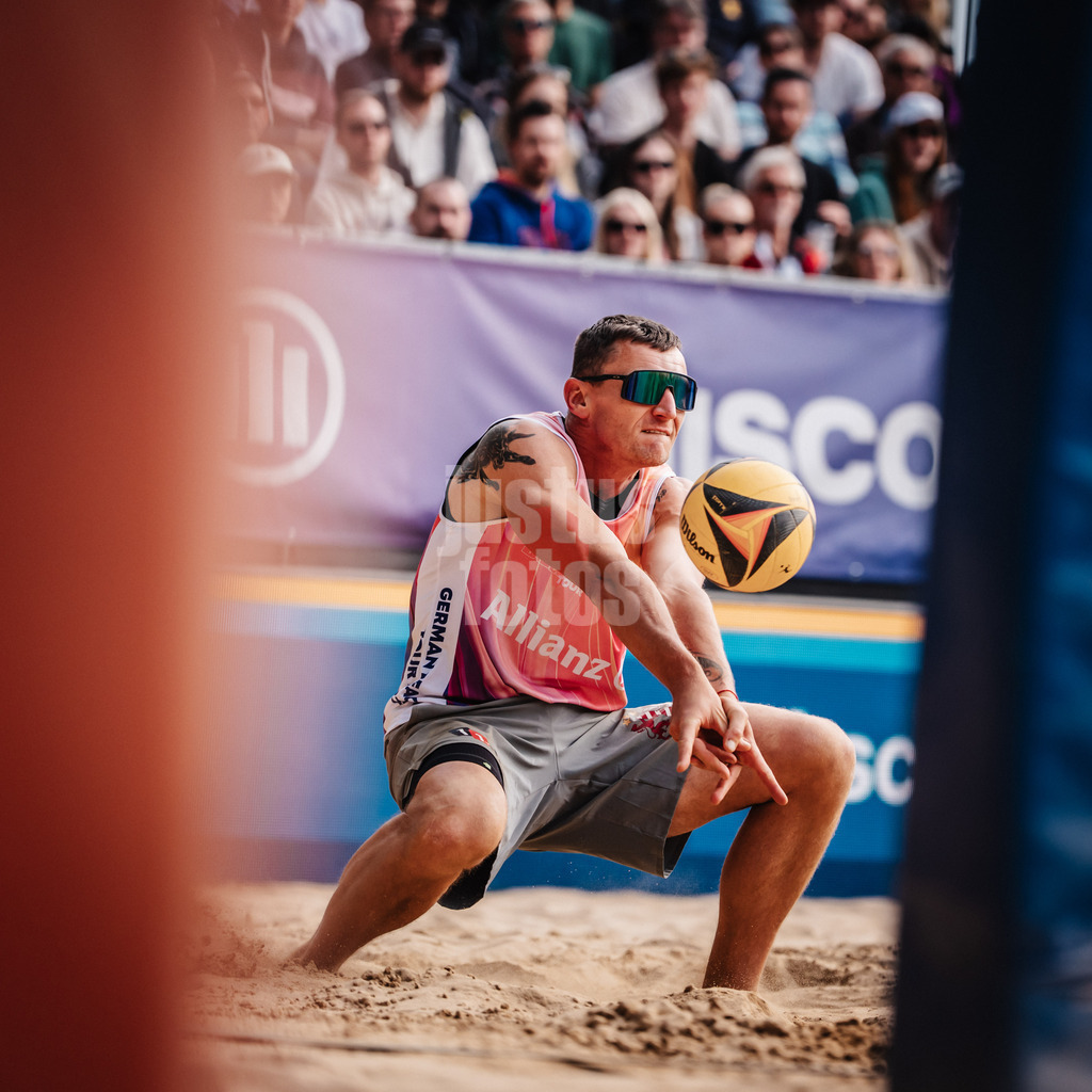 Beachvolleyball | Männer | Allianz German Beach Tour 2025 | Tourstop Düsseldorf | 18.05.2025 | Martins Plavins nimmt den Ball an