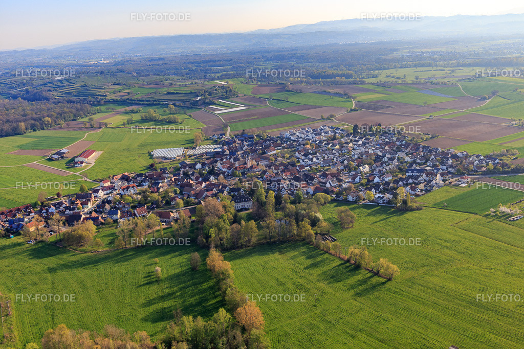 Ortsansicht von Süden | Luftbild: Ortsansicht von Süden im Ortsteil Neuershausen in March im Bundesland Baden-Württemberg in Deutschland. Foto: IMG_126697.jpg vom 25.04.2021 durch Werner Riehm/FLY-FOTO.de - Realisiert mit Pictrs.com