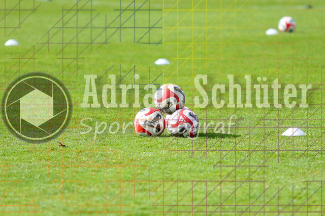 28.03.2026 GER, Fussball, Herren, Niederrhein Pokal Halbfinale, Saison 2025/2026, 1. FC Bocholt - MSV Duisburg | eine kleine Pyramide mit Bällen von Adidas liegen auf dem Rasen