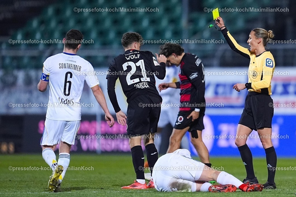 xYDRx23012601088 | 23.01.2026, xydrx, Fußball, 3.Liga, FC Viktoria Köln - 1.FC Saarbrücken, Saison 2025 2026, Sportpark Höhenberg: Fabienne Michel (Schiedsrichterin) zeigt Lucas Wolf (FC Viktoria Köln #21) die gelbe Karte     DFB regulations prohibit any use of photographs as image sequences and or quasi-video. Photo: xYannisxDreimannxPressefotoKochx
