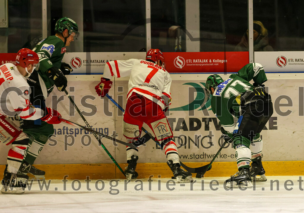 2023-10-20_083_TSV_Erding_gegen_EHC_Klostersee | Erding, Deutschland, 20.10.2023:.Eishockey, Bayernliga Vorrunde 2023 / 2024, 2. Spieltag, TSV Erding gegen EHC Klostersee, Endergebnis: 7:2..Nicolai Quinlan (EHC Klostersee, #7), Philipp Michl (Erding Gladiators, #77)..Foto: Christian Riedel / fotografie-riedel.net
