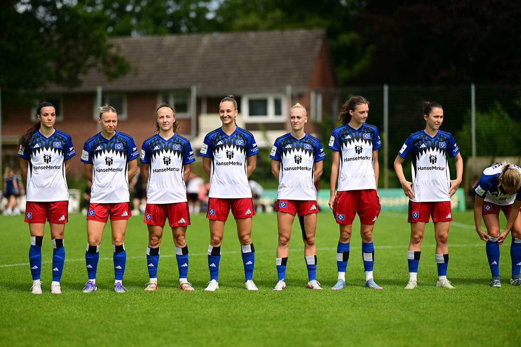 Fußball I Frauen I Saison 2025-2026 I Testspiel I Hamburger SV - Holstein Kiel | Nahaufnahme, Einzelfoto, Freisteller, Portrait, Porträt, Einzelbild, Einzelfoto, Körper: v.l.n.r.: Vildan Kardesler (7, Hamburger SV) Sophie Hillebrand (22, Hamburger SV) Melanie Brunnthaler (11, Hamburger SV) Emilia Angelika Hirche (20, Hamburger SV) Sophie Alice Profe (14, Hamburger SV) Lotta Wrede (32, Hamburger SV) Melanie Brunnthaler (11, Hamburger SV) - Realisiert mit Pictrs.com