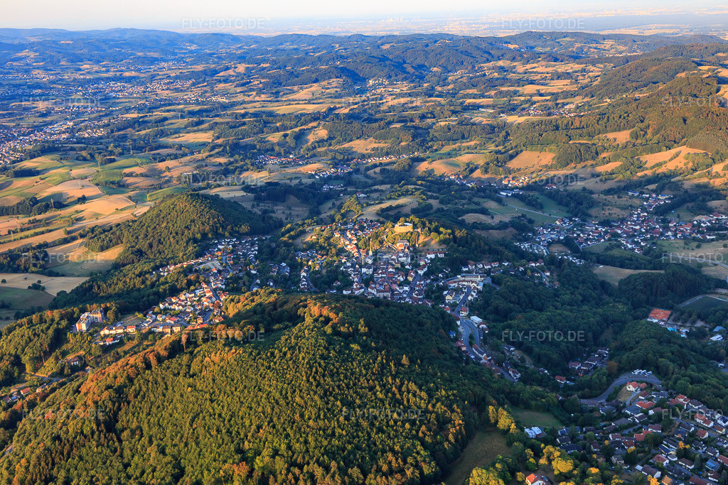 Luftbild: Ortsansicht aus Osten in Reichelsheim im Bundesland Hessen in Deutschland. Foto: IMG_109435.jpg vom 31.07.2018 durch Werner Riehm/FLY-FOTO.de