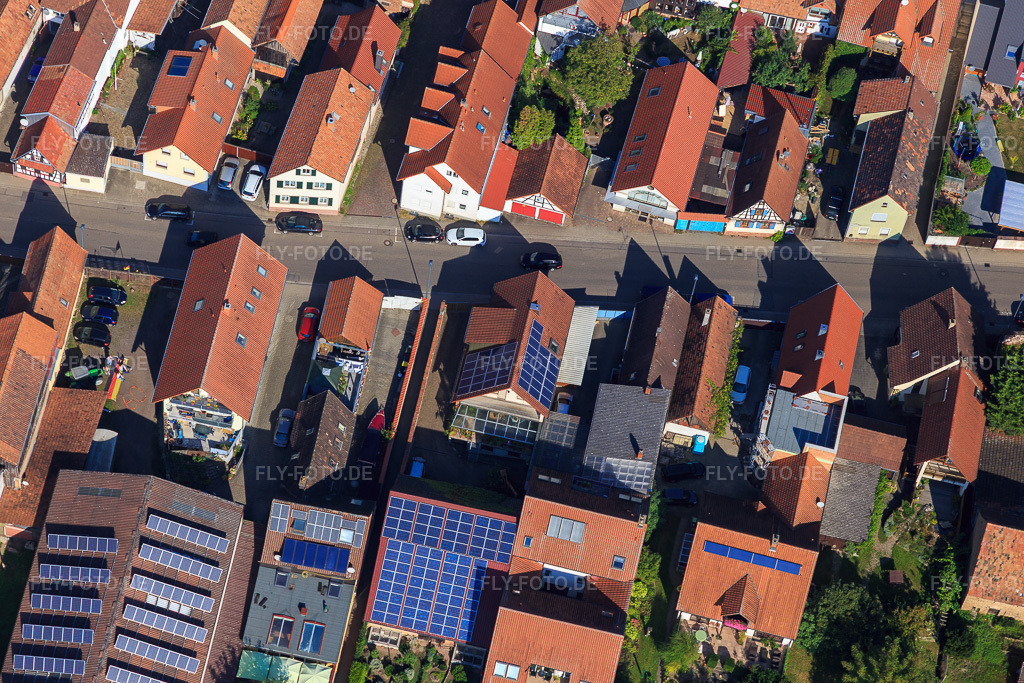Luftbild: Scheuern mit PV-Dächern an der Rheinstr in Kandel im Bundesland Rheinland-Pfalz in Deutschland. Foto: IMG_094982.jpg vom 24.09.2016 durch Werner Riehm/FLY-FOTO.de