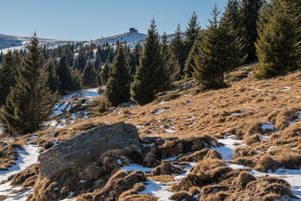 Blick auf die Wolfsberger Hütte | Blick von der Offnerhütte auf der Saualpe in Kärnten zur Wolfsberger Hütte - Realisiert mit Pictrs.com