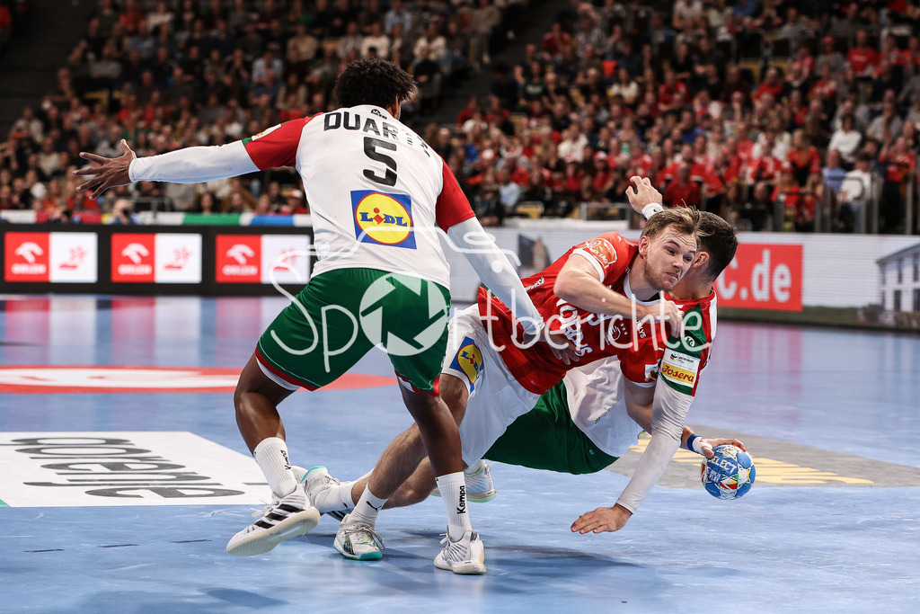 Dänemark - Portugal | Gilberto DUARTE (POR #5) kann Mathias GIDSEL (DEN #19) nur mit einem Foul stoppen / Unfair