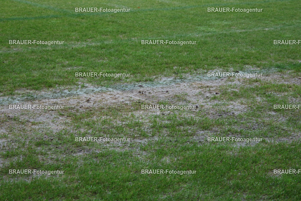 15.11.2025 KFC Uerdingen - SPVG Schonnebeck | Krefeld, Deutschland, 15.11.2025: Der Rasen in der Krefelder Grotenburg           (KFC Uerdingen) vor dem Oberliga Niederrhein Spiel zwischen KFC Uerdingen  - Spvg Essen Schonnebeck am 15.11. 2025 im Krefelder Grotenburg - Stadion in Krefeld, Deutschland. (Foto Ralph Görtz / Brauer-Fotoagentur)