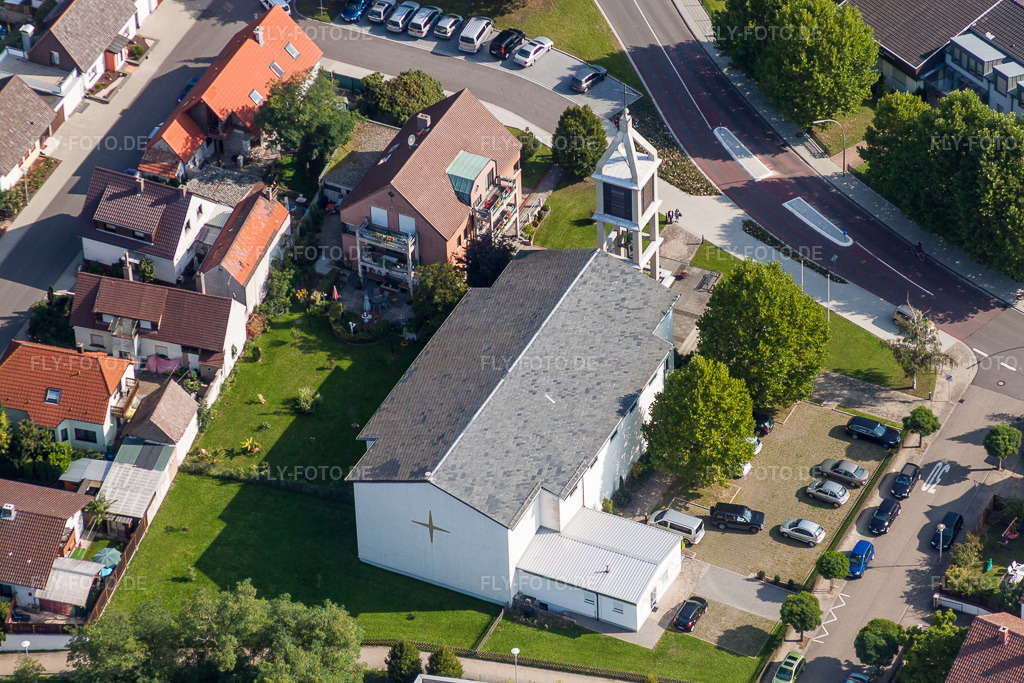 Luftbild: Maria Königin Kirche im Dorfkern im Ortsteil Linkenheim in Linkenheim-Hochstetten im Bundesland Baden-Württemberg in Deutschland. Foto: IMG_33244.jpg vom 05.09.2010 durch Werner Riehm/FLY-FOTO.de
