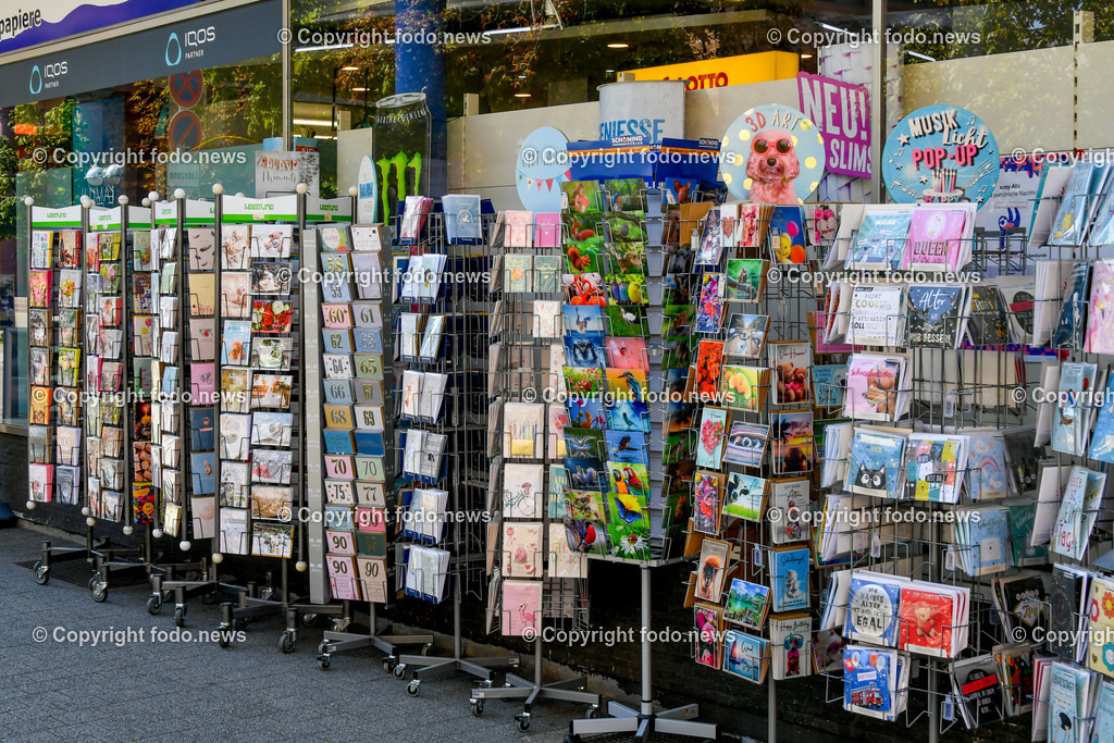 Deutschland_ Baden-Wuerttemberg_ Karlsruhe_ 21.08.2025-17 | 21.08.2025, Deutschland, GER, Baden-Wuerttemberg, Karlsruhe im Bild Themenbild, Buchladen, Buecher, Zeitungen, Zeitschriften, Karten, Schreibwaren, Lesestoff, Magazine, Bestseller, Lesebrille, Geschenkkarten, Leseecke, Neuerscheinungen, Presse, Postkarten, Buecherregal, Zeitschriftenstaender, Lesematerial, Buchhandel, Tageszeitung, Tisch, Outdoor, Feature, Symbolbild