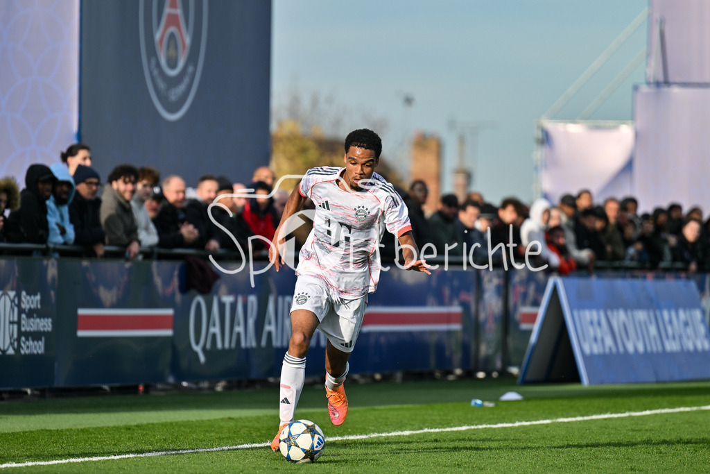 Paris Saint Germain U19 - FC Bayern München U19 | PARIS, FRANKREICH - 4. NOVEMBER: am Ball Chivano WIJKS (FCB Bayern München U19 2) beim Ligaspiel zwischen der U19 von Paris Saint Germain und der U19 des FC Bayern München am 4. Spieltag der UEFA Youth League am PSG Campus am 04.11.2025