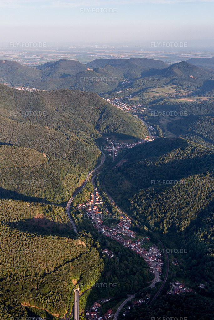 Luftbild: Dorfkern im engen Tal der Queich in Rinnthal im Bundesland Rheinland-Pfalz in Deutschland. Foto: IMG_084149.jpg vom 29.08.2015 durch Werner Riehm/FLY-FOTO.de