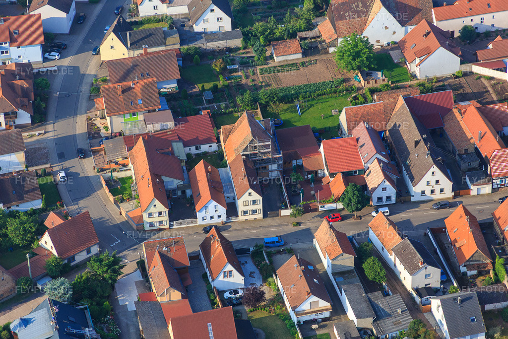 Luftbild: Lange Straße in Ottersheim bei Landau im Bundesland Rheinland-Pfalz in Deutschland. Foto: IMG_080672.jpg vom 12.06.2015 durch Werner Riehm/FLY-FOTO.de