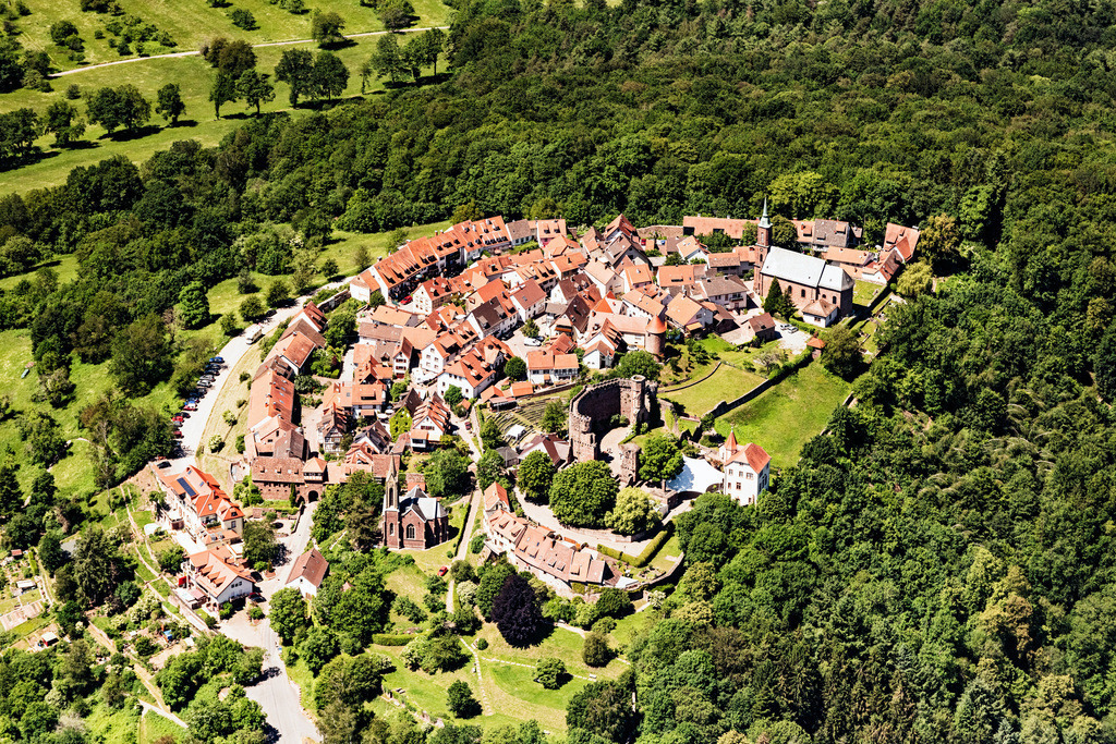 dr__0029883.jpg | MüCKENLOCH 02.06.2019 Dorf - Ansicht in Mückenloch im Bundesland Baden-Württemberg, Deutschland. // Village view in Mueckenloch in the state Baden-Wurttemberg, Germany. Foto: Daniel Reiter