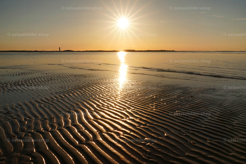 Ostseewellen aus Sand | Bei Westwind drückt der Wind das Wasser aus der Lübecker Bucht heraus. Flachwasser ist die Folge. Sichtbar werden dann interessante Wellenmuster aus Sand, besonders im Licht der tief stehenden Abendsonne.