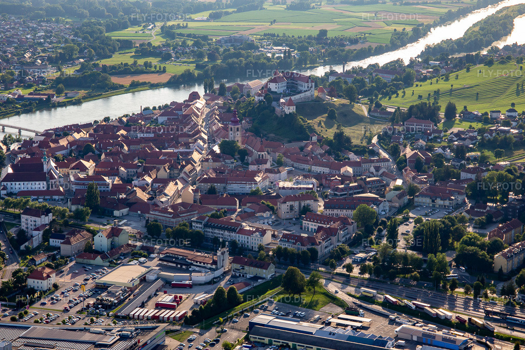 Luftbild: Altstadt von Westen in Ptuj im Bundesland Slowenien in Slowenien. Foto: IMG_137306.jpg vom 08.07.2023 durch Werner Riehm/FLY-FOTO.de