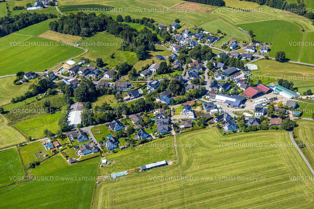 Olpe250810557 | Luftbild, Wohngebiet Ortsansicht Ortsteil Halbhusten, Halbhusten, Drolshagen, Sauerland, Nordrhein-Westfalen, Deutschland