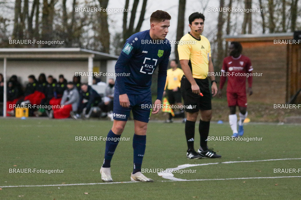 30.11.2025 SC St. Tönis - 1. FC Monheim | Tönisvorst, Deutschland, 30.11.25:  Julio Torrens (SC St. Tönis) schaut während des Oberliga Niederrhein Spiels zwischen SC St. Tönis - 1. FC Monheim am 30. November 2025 in Tönisvorst, Deutschland. (Foto Ralph Görtz / Brauer-Fotoagentur)