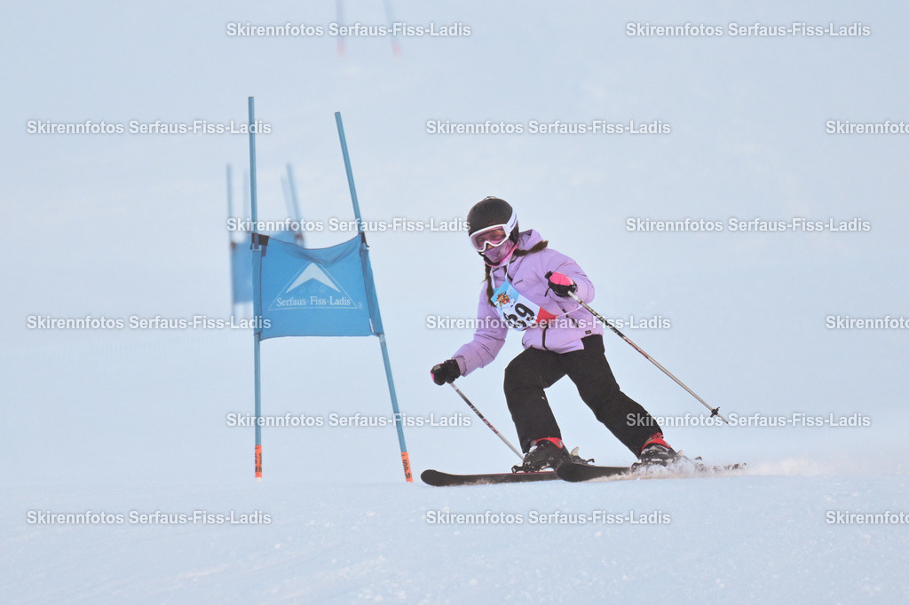 SRF_25.12.2025_0123 | Skirennfotos,Serfaus,Fiss,Ladis,Kinderskirennen,Winter,Tirol,Oberland,skirace,SFL,feelfree,weil wir's genießen,ski,Ski,skifahren,Sonnenplateau, - Realisiert mit Pictrs.com