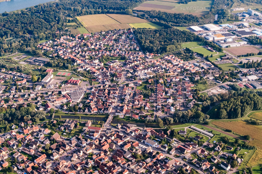 Vue aérienne: Vue de la ville de part et d'autre du Moder depuis le nord à Drusenheim dans le département Bas Rhin, France.Photo: P1000949.jpg prise le 15/09/2014 par Werner Riehm/FLY-FOTO.euRésolution de l'original: 5472 x 3648 px